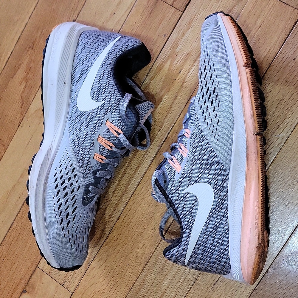 Women's Nike Tennishoes